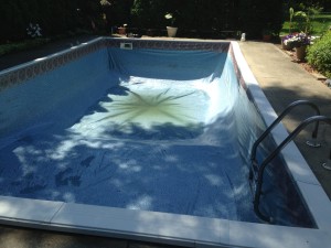 A vinyl liner pool which was drained in order to be cleaned.